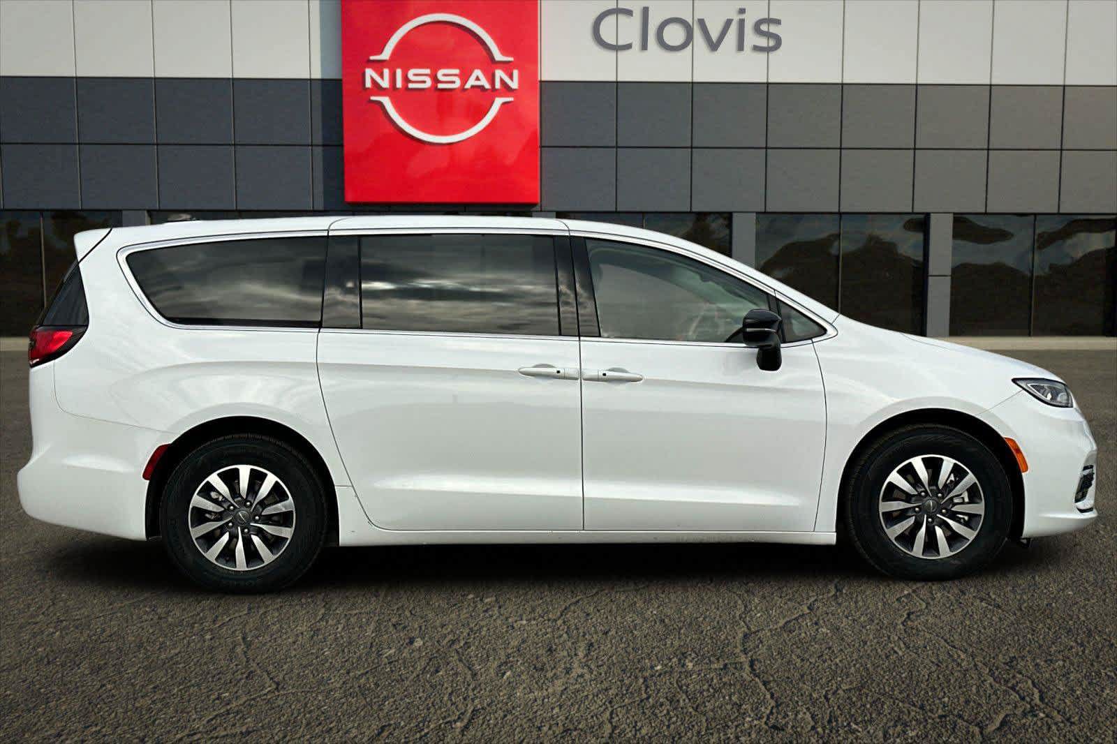 Used 2024 Chrysler Pacifica Limited FWD image 8