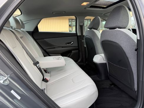 Used 2023 Hyundai Elantra Limited image 15