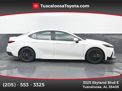 Used 2025 Toyota Camry SE FWD image 1