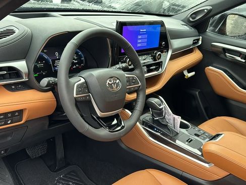 New 2026 Toyota Highlander Platinum AWD/4WD image 16