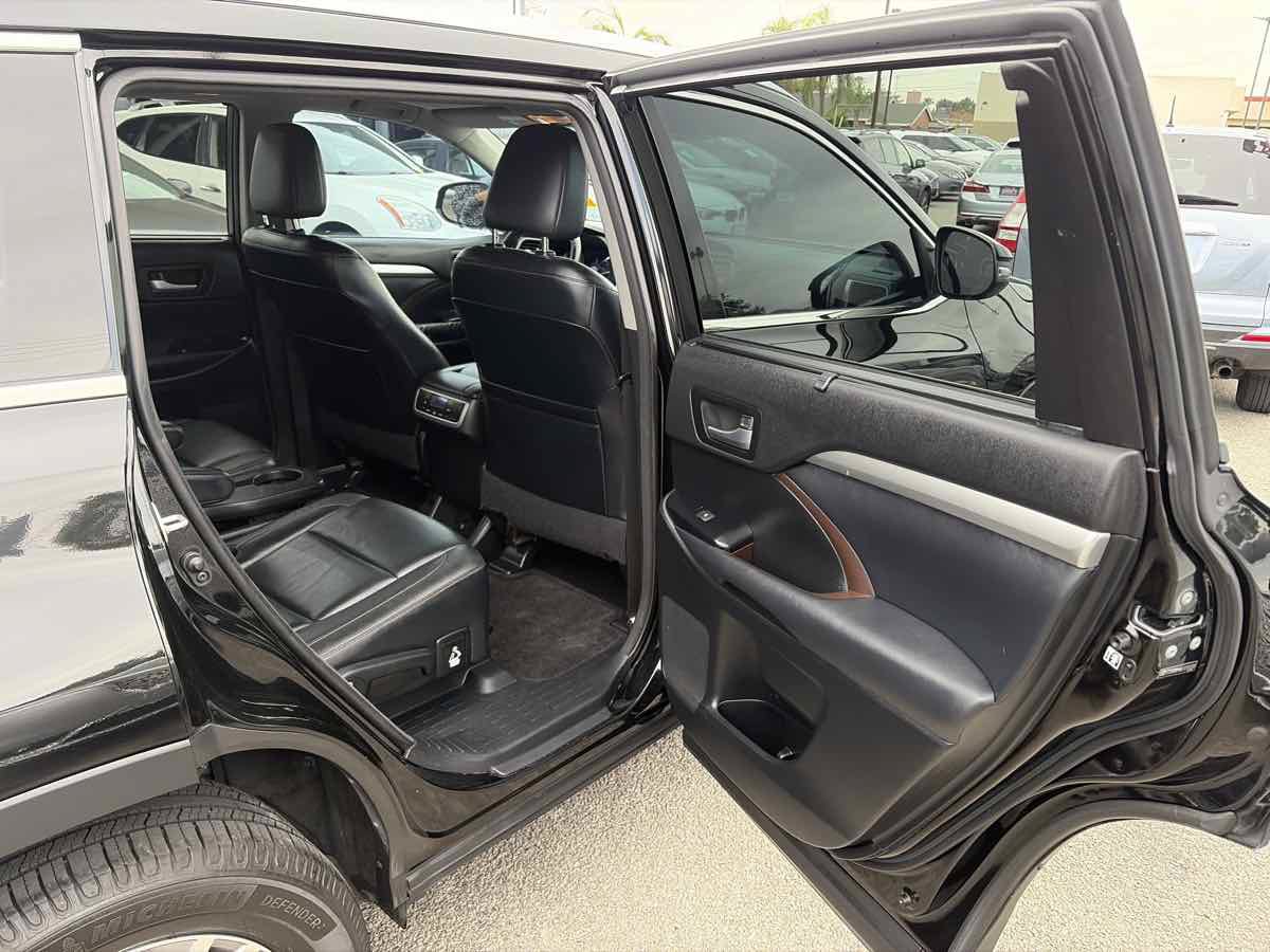 Used 2014 Toyota Highlander XLE FWD image 23