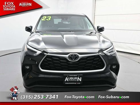 Used 2023 Toyota Highlander LE AWD/4WD image 3