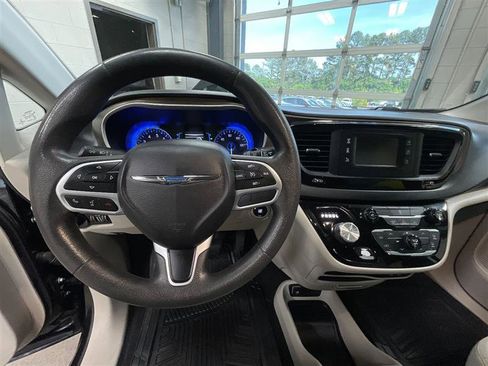 Used 2017 Chrysler Pacifica LX FWD image 14