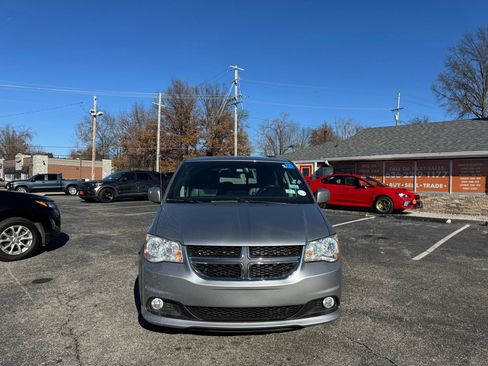 Used 2019 Dodge Grand Caravan SXT image 8