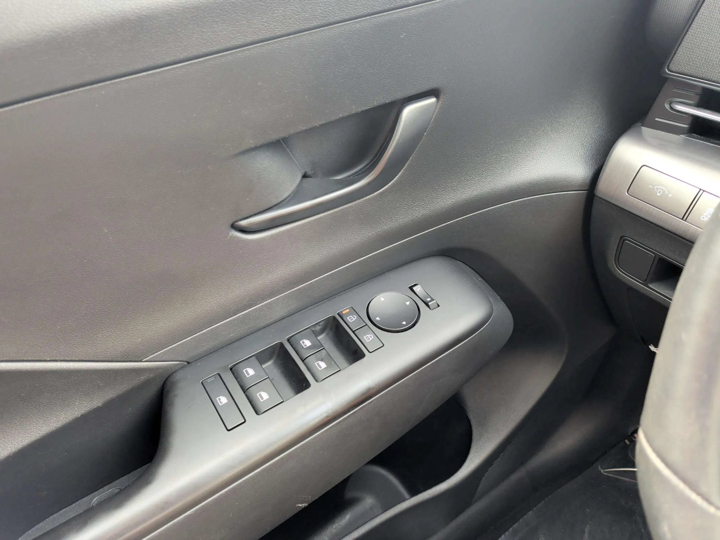 Used 2025 Hyundai Kona SEL FWD image 26