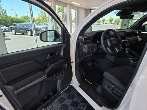 Certified 2025 Toyota Tacoma SR5 w/ SR5 Upgrade Package AWD/4WD image 31