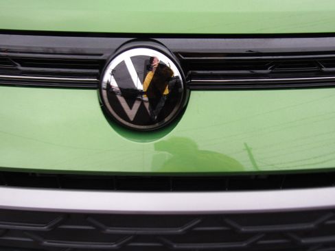 New 2026 Volkswagen Taos SE image 28