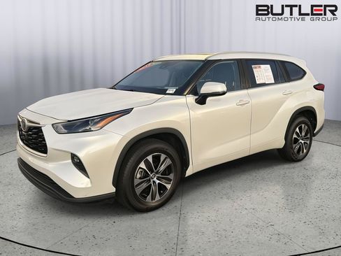 Used 2023 Toyota Highlander XLE FWD image 1