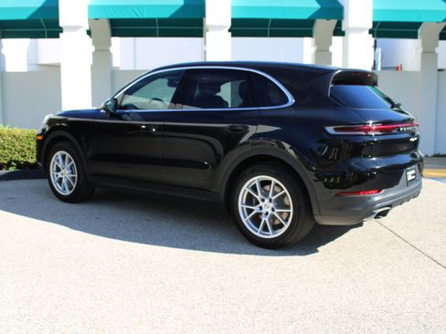 Certified 2025 Porsche Cayenne image 3