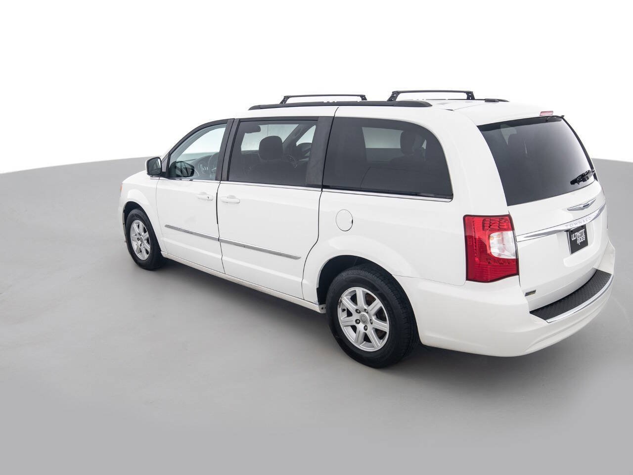 Used 2013 Chrysler Town & Country Touring FWD image 7