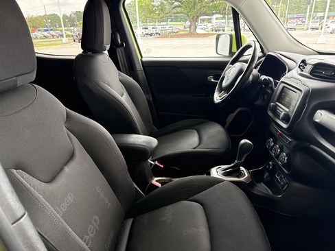 Used 2017 Jeep Renegade Latitude w/ Cold Weather Group AWD/4WD image 31