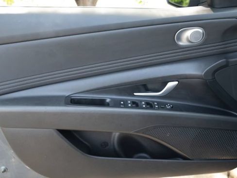 Certified 2025 Hyundai Elantra Limited FWD image 8
