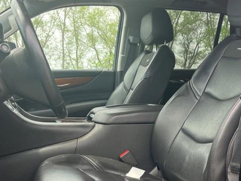 Used 2019 Cadillac Escalade Luxury AWD/4WD image 3