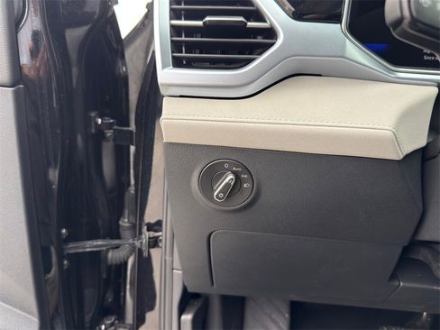 New 2025 Volkswagen Taos SE image 17