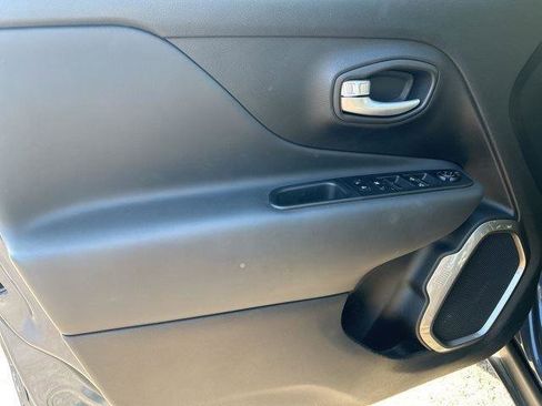 Used 2023 Jeep Renegade Latitude image 10