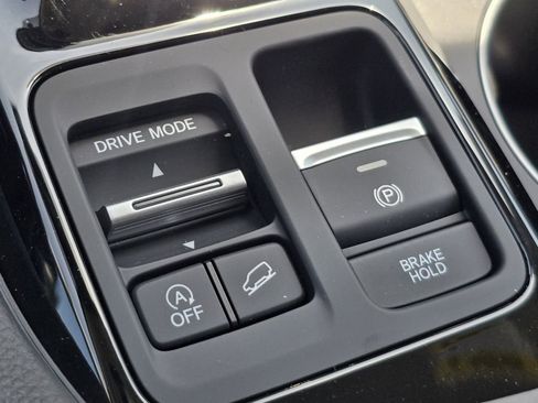 Used 2025 Honda Pilot Touring image 10