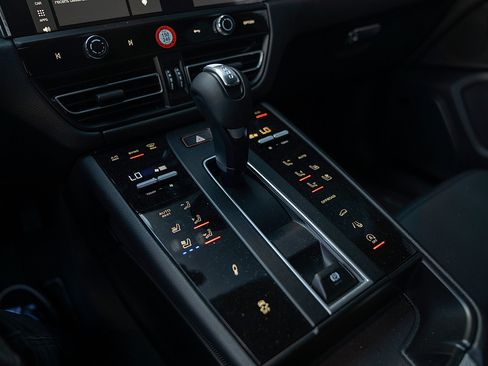 Certified 2026 Porsche Macan Turbo AWD/4WD image 15