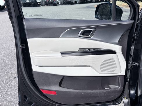 Used 2024 Kia Carnival LX image 28