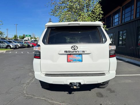 Used 2018 Toyota 4Runner SR5 AWD/4WD image 4