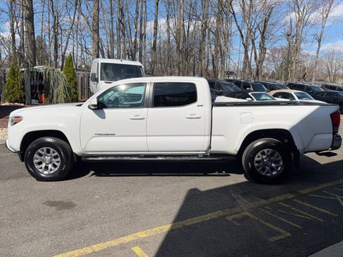 Used 2016 Toyota Tacoma SR5 w/ SR5 Appearance Package (SN) image 9