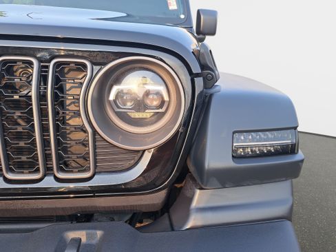 Used 2025 Jeep Wrangler Sport AWD/4WD image 27