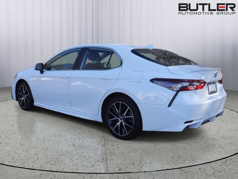 Used 2023 Toyota Camry SE image 5