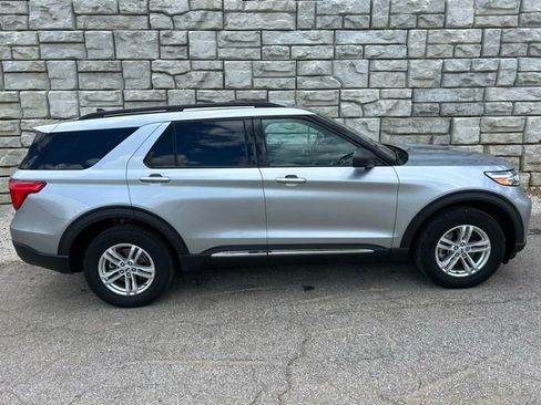 Used 2023 Ford Explorer XLT AWD/4WD image 6