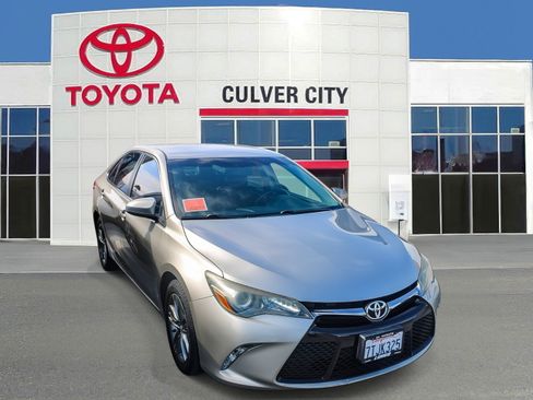 Used 2015 Toyota Camry SE FWD image 1