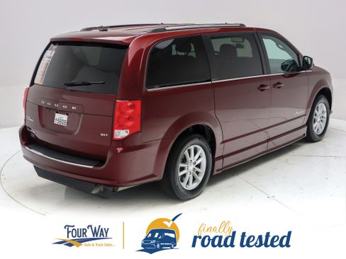 Used 2020 Dodge Grand Caravan SXT FWD image 5