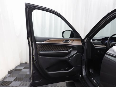 Used 2025 Jeep Grand Cherokee Summit image 4