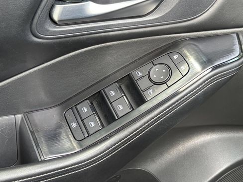 Used 2025 Nissan Rogue SV FWD image 18