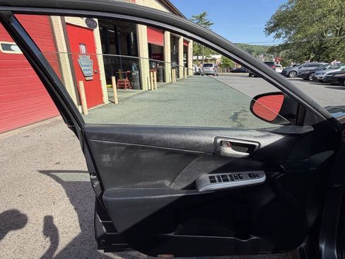 Used 2014 Toyota Camry SE w/ Moonroof Package FWD image 21