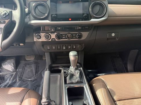 Used 2018 Toyota Tacoma Limited AWD/4WD image 11