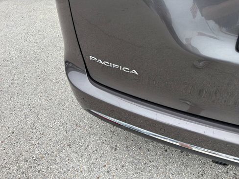 Used 2023 Chrysler Pacifica Touring-L FWD image 37