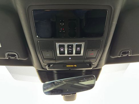 Used 2023 Land Rover Discovery Metropolitan Edition image 48