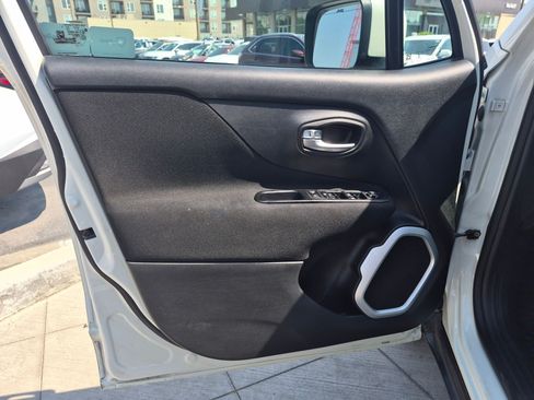 Used 2018 Jeep Renegade Latitude FWD image 13
