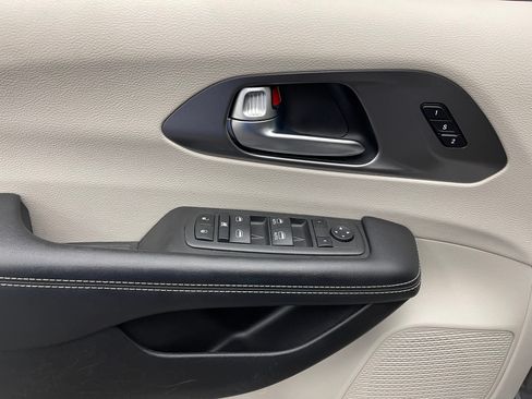 Used 2022 Chrysler Pacifica Touring-L FWD image 17