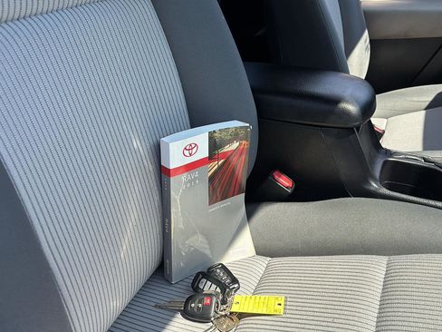 Used 2015 Toyota RAV4 LE FWD image 22