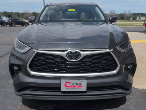Used 2021 Toyota Highlander XLE AWD/4WD image 3