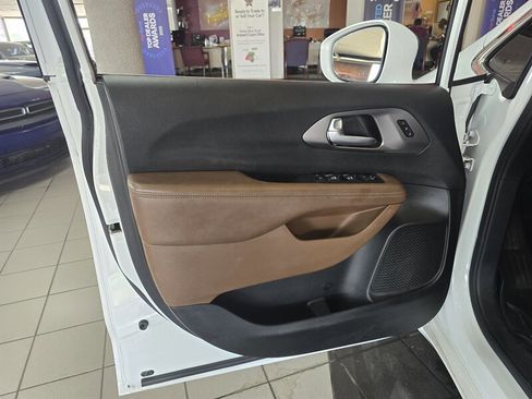 Used 2018 Chrysler Pacifica Limited image 7