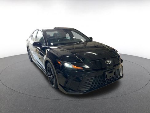 Used 2025 Toyota Camry SE image 6