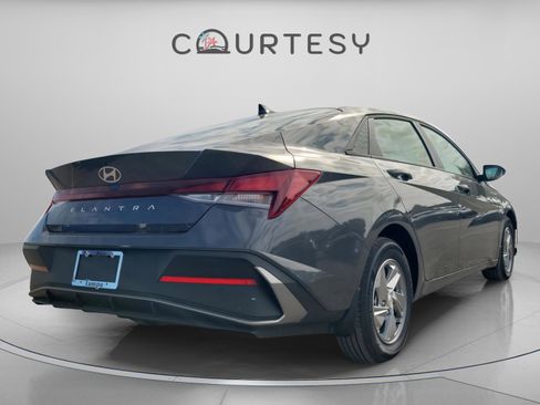 New 2026 Hyundai Elantra SE image 4