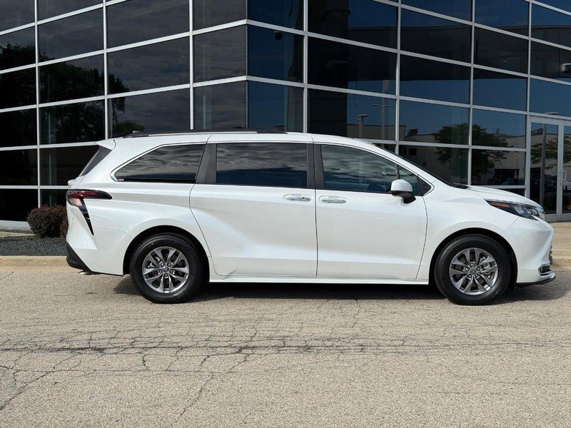 Used 2024 Toyota Sienna XLE FWD image 2