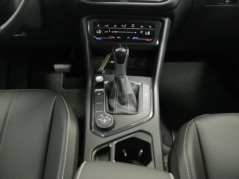 Used 2024 Volkswagen Tiguan SE w/ Panoramic Sunroof Package image 20