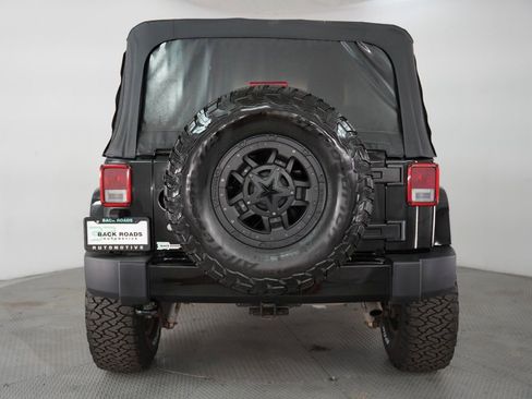 Used 2017 Jeep Wrangler Sahara AWD/4WD image 8