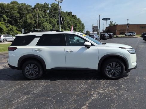 Used 2023 Nissan Pathfinder SV AWD/4WD image 2
