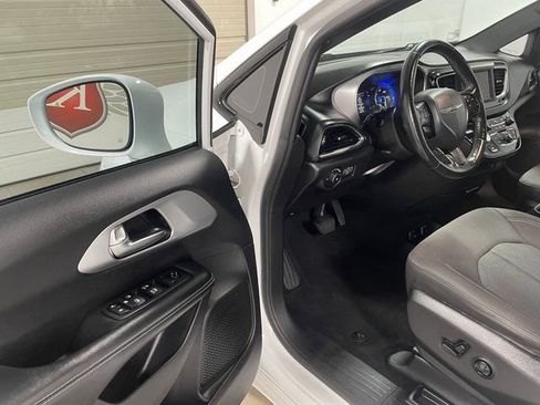 Used 2019 Chrysler Pacifica Touring Plus w/ S Appearance Package FWD image 11