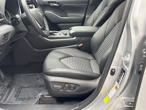 Used 2024 Toyota Highlander XSE AWD/4WD image 11
