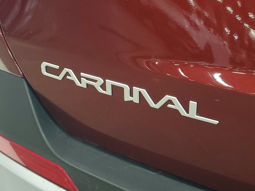Used 2025 Kia Carnival FWD image 8