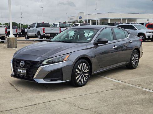 Used 2025 Nissan Altima 2.5 SV FWD image 10